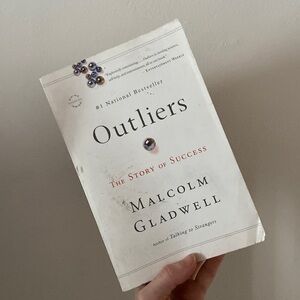 FEB FLASH SALE✨ Outliers book